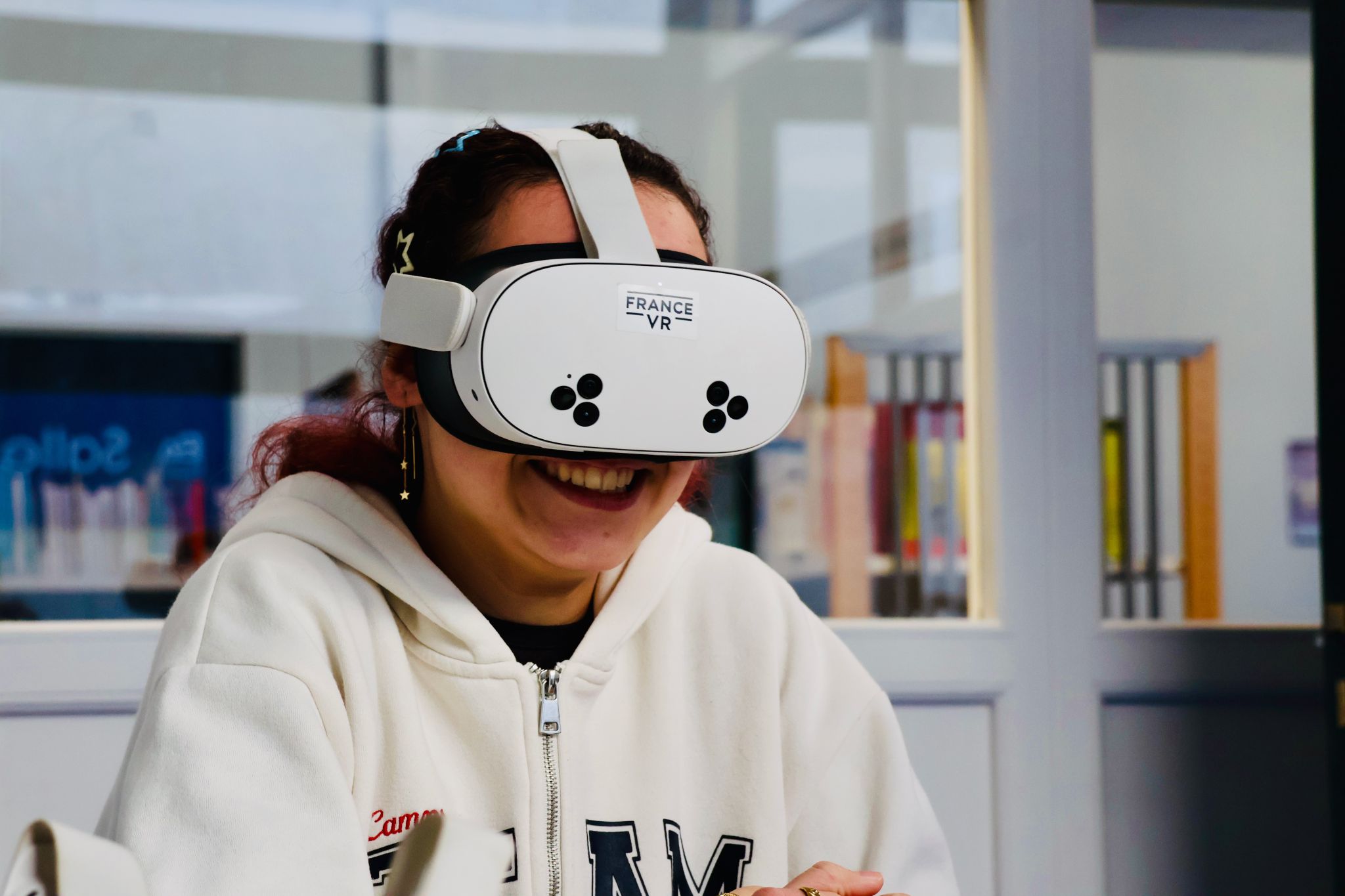 Élève en éclat de rire pendant une expérience VR France VR