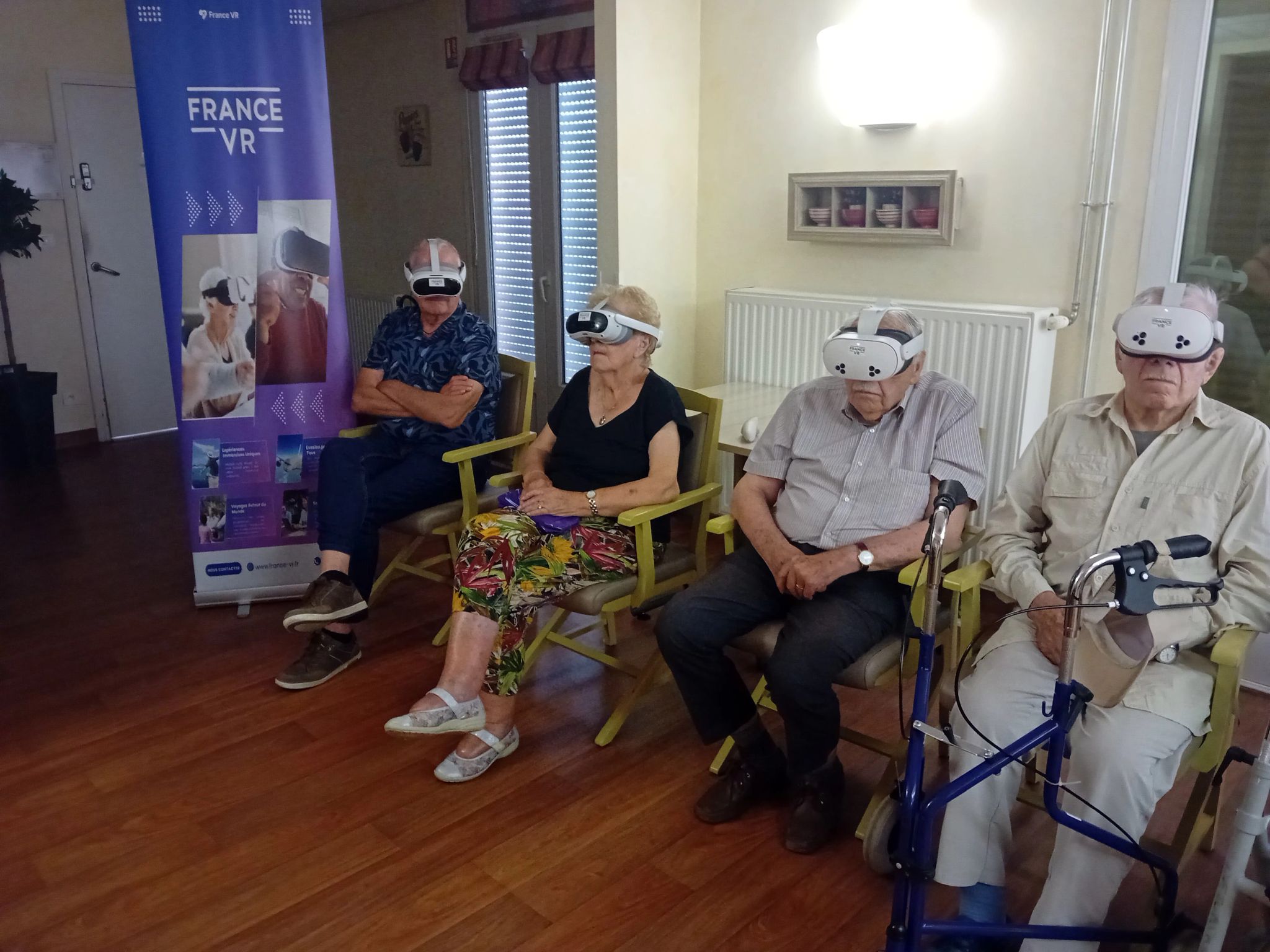 Résidents EHPAD en session collective de réalité virtuelle France VR